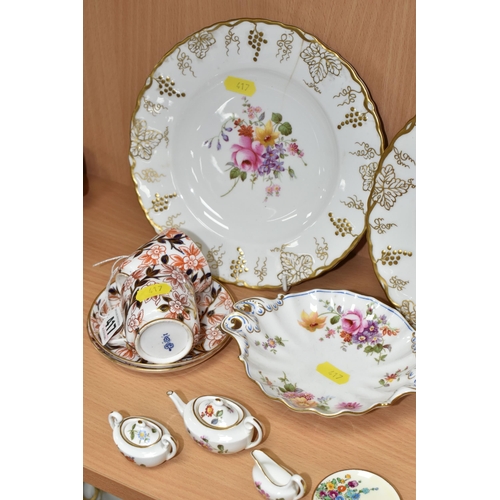 417 - A GROUP OF ROYAL CROWN DERBY TABLE AND TRINKET WARE, comprising two gilt 'Vine' pattern border tea p... 