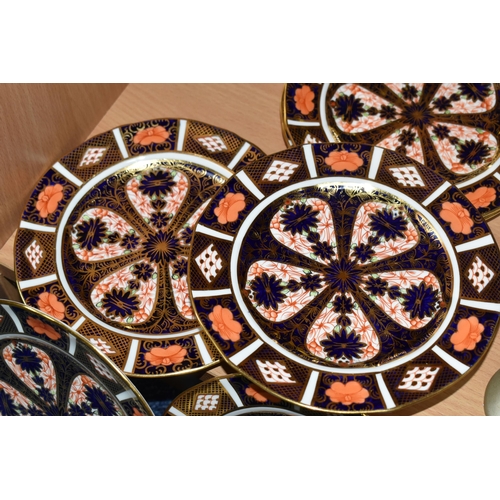 422 - EIGHT ROYAL CROWN DERBY IMARI PATTERN PLATES, date cypher 1917, diameter 15cm (8) (Condition report:... 