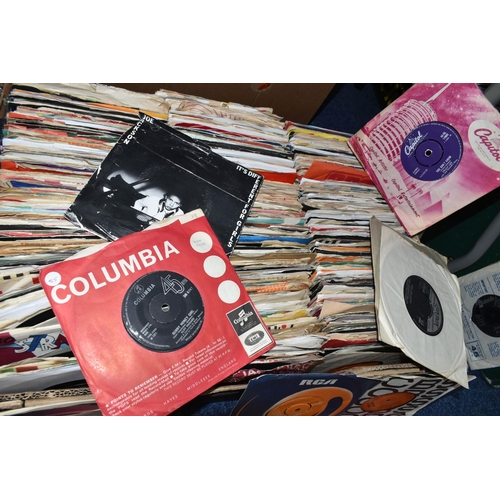 470 - A BOX OF VINYL SINGLES, over three hundred records, artists to include Elvis Presley, Simon and Garf... 