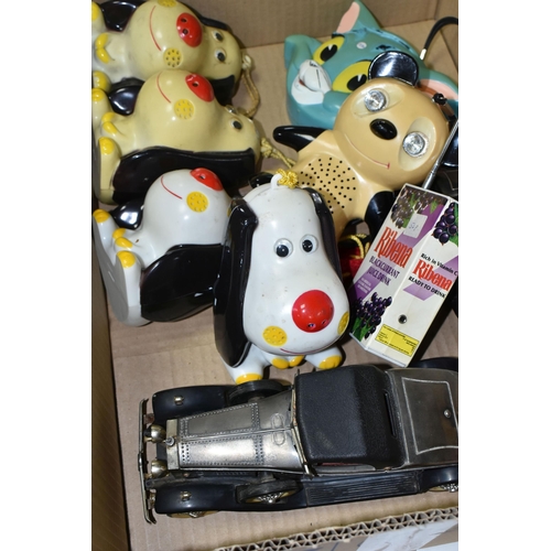 504 - ONE BOX OF NOVELTY TRANSISTOR RADIOS, to include an M.G.M 'Tom & Jerry' radio, a 1980's 'Panda', thr... 