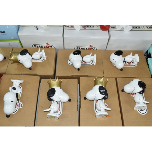 524 - EIGHTEEN BOXED SNOOPY FIGURES, comprising fifteen Plastoy Snoopy figures, three each of: standing Sn... 