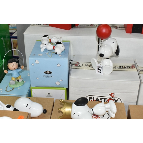 524 - EIGHTEEN BOXED SNOOPY FIGURES, comprising fifteen Plastoy Snoopy figures, three each of: standing Sn... 