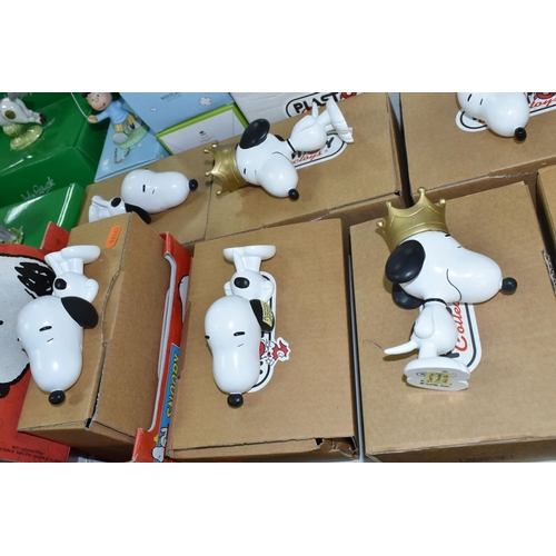 524 - EIGHTEEN BOXED SNOOPY FIGURES, comprising fifteen Plastoy Snoopy figures, three each of: standing Sn... 