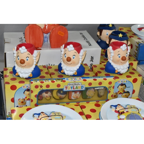 554 - A QUANTITY OF BOXED ENID BLYTON 'NODDY' COLLECTABLES, to include a Noddy Cookie jar (chip to rim), l... 