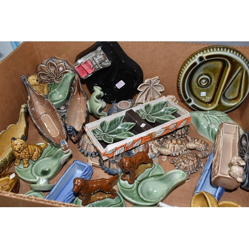 567 - ONE BOX OF WADE NOVELTY ASHTRAYS, PIPE HOLDERS AND TORTOISES, to include two terrier pipe stands, tw... 