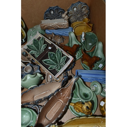 567 - ONE BOX OF WADE NOVELTY ASHTRAYS, PIPE HOLDERS AND TORTOISES, to include two terrier pipe stands, tw... 