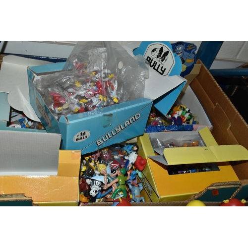 599 - A COLLECTION OF ASSORTED SMALL PLASTIC FIGURES AND COLLECTIBLES, mainly 1970's/1980's, mostly film &... 