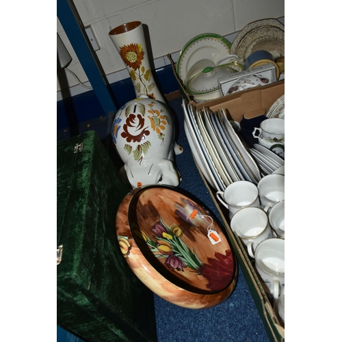 622 - FIVE BOXES AND LOOSE ASSOERTD CERAMICS AND GLASS ETC, to include Royal Standard 'Trend' teacups, cof... 