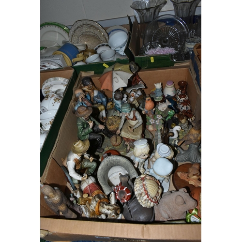 622 - FIVE BOXES AND LOOSE ASSOERTD CERAMICS AND GLASS ETC, to include Royal Standard 'Trend' teacups, cof... 