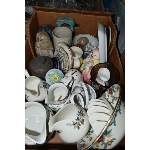 622 - FIVE BOXES AND LOOSE ASSOERTD CERAMICS AND GLASS ETC, to include Royal Standard 'Trend' teacups, cof... 