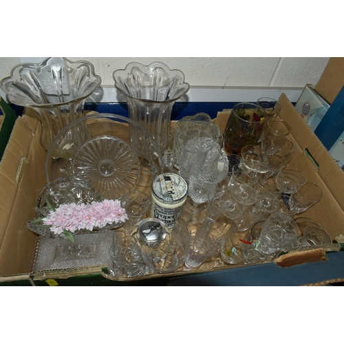 622 - FIVE BOXES AND LOOSE ASSOERTD CERAMICS AND GLASS ETC, to include Royal Standard 'Trend' teacups, cof... 