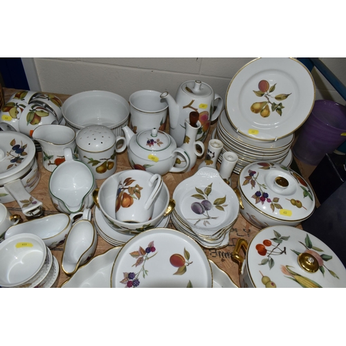 633 - A QUANTITY OF ROYAL WORCESTER 'EVESHAM' TEA AND DINNER WARES ETC, to include six small teacups and s... 