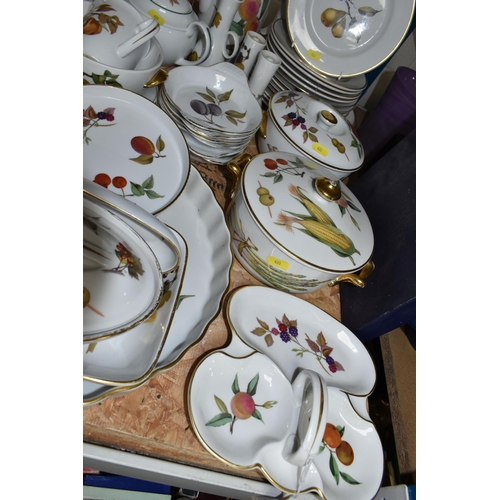 633 - A QUANTITY OF ROYAL WORCESTER 'EVESHAM' TEA AND DINNER WARES ETC, to include six small teacups and s... 