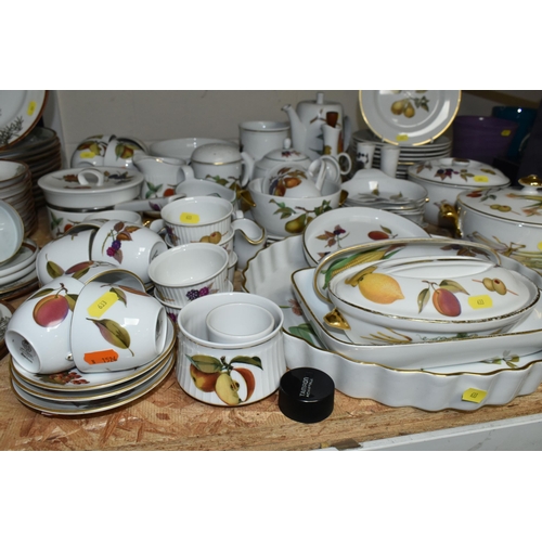 633 - A QUANTITY OF ROYAL WORCESTER 'EVESHAM' TEA AND DINNER WARES ETC, to include six small teacups and s... 