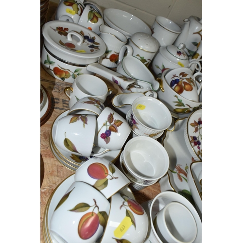 633 - A QUANTITY OF ROYAL WORCESTER 'EVESHAM' TEA AND DINNER WARES ETC, to include six small teacups and s... 