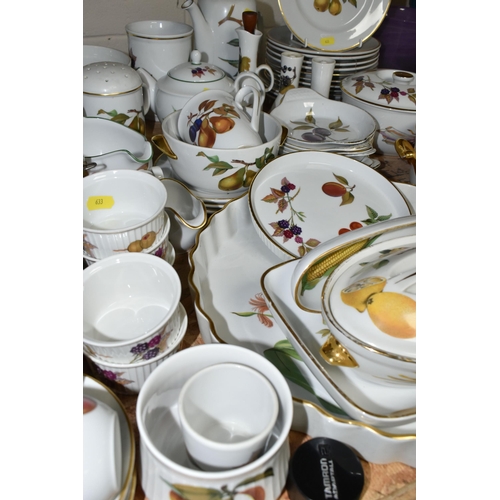 633 - A QUANTITY OF ROYAL WORCESTER 'EVESHAM' TEA AND DINNER WARES ETC, to include six small teacups and s... 