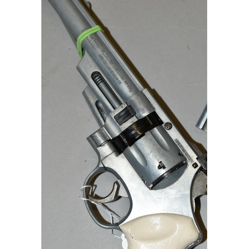 641 - A .177'' DAISY CO2 POWER MODEL 55 REVOLVER, serial number 029899441 plus a spare barrel, a .177'' Cr... 