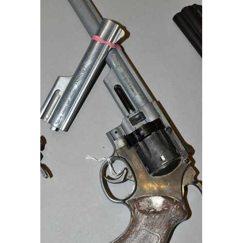 641 - A .177'' DAISY CO2 POWER MODEL 55 REVOLVER, serial number 029899441 plus a spare barrel, a .177'' Cr... 