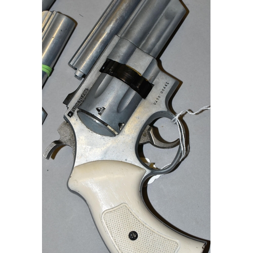 641 - A .177'' DAISY CO2 POWER MODEL 55 REVOLVER, serial number 029899441 plus a spare barrel, a .177'' Cr... 