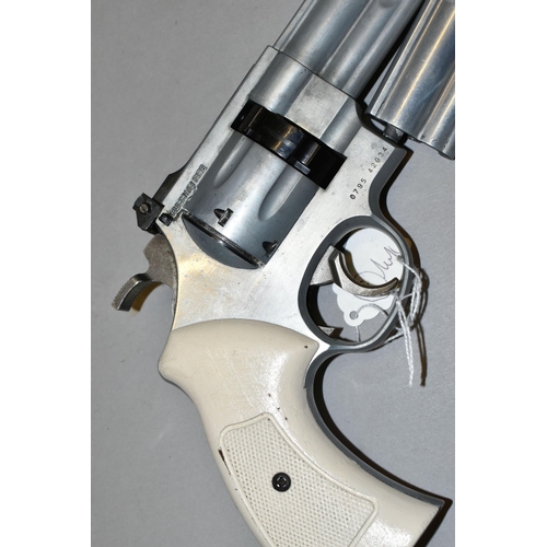 641 - A .177'' DAISY CO2 POWER MODEL 55 REVOLVER, serial number 029899441 plus a spare barrel, a .177'' Cr... 