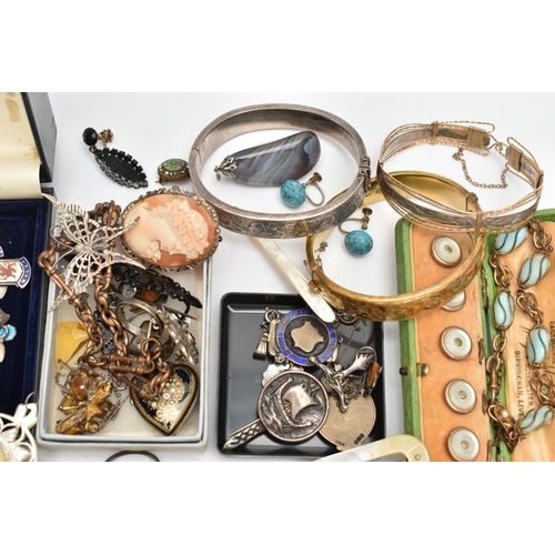 149 - A BAG OF ASSORTED SILVER AND ASSORTED JEWELLERY, to include a silver gilt hinged bangle, hallmarked ... 