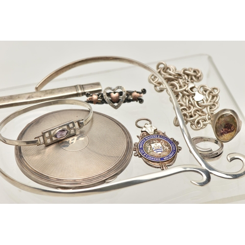 154 - A SELECTION OF SILVER JEWELLERY, to include a silver engine turned pattern compact, hallmarked Birmi... 