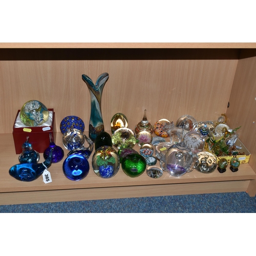 365 - A LARGE QUANTITY OF GLASS PAPERWEIGHTS AND STUDIO GLASS, comprising a boxed unmarked double sided pa... 