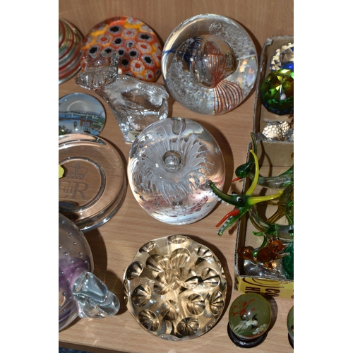 365 - A LARGE QUANTITY OF GLASS PAPERWEIGHTS AND STUDIO GLASS, comprising a boxed unmarked double sided pa... 