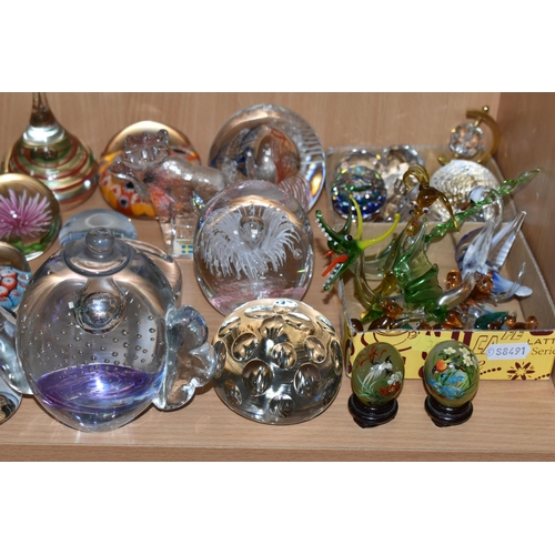 365 - A LARGE QUANTITY OF GLASS PAPERWEIGHTS AND STUDIO GLASS, comprising a boxed unmarked double sided pa... 