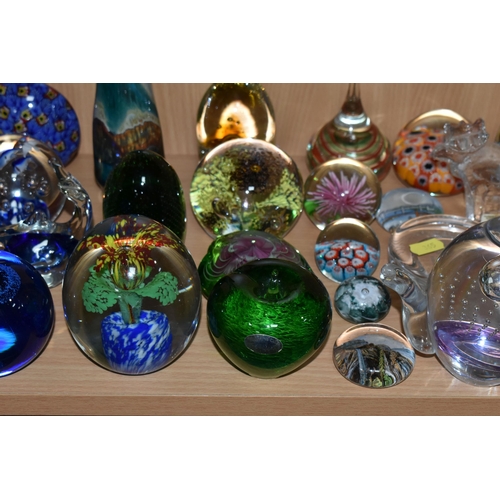 365 - A LARGE QUANTITY OF GLASS PAPERWEIGHTS AND STUDIO GLASS, comprising a boxed unmarked double sided pa... 