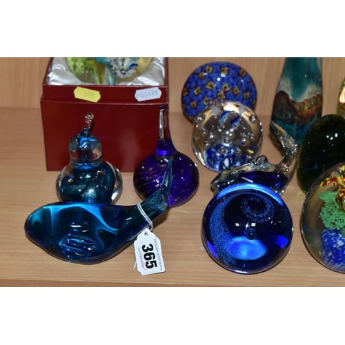 365 - A LARGE QUANTITY OF GLASS PAPERWEIGHTS AND STUDIO GLASS, comprising a boxed unmarked double sided pa... 