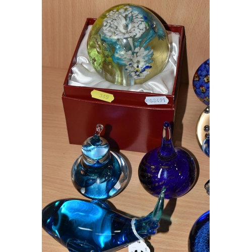 365 - A LARGE QUANTITY OF GLASS PAPERWEIGHTS AND STUDIO GLASS, comprising a boxed unmarked double sided pa... 