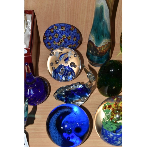 365 - A LARGE QUANTITY OF GLASS PAPERWEIGHTS AND STUDIO GLASS, comprising a boxed unmarked double sided pa... 