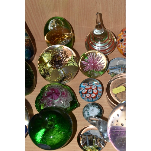 365 - A LARGE QUANTITY OF GLASS PAPERWEIGHTS AND STUDIO GLASS, comprising a boxed unmarked double sided pa... 