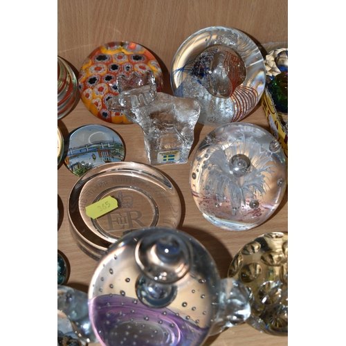 365 - A LARGE QUANTITY OF GLASS PAPERWEIGHTS AND STUDIO GLASS, comprising a boxed unmarked double sided pa... 