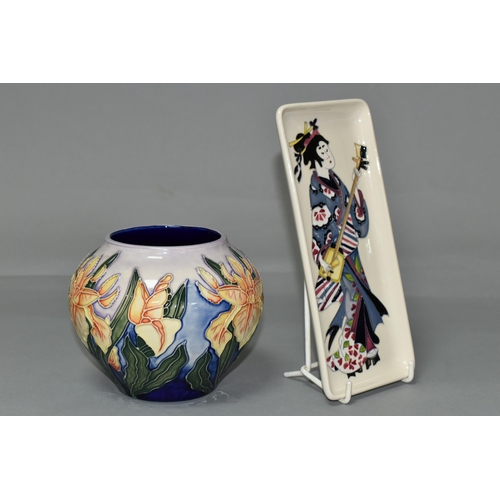 383 - A MOORCROFT POTTERY 'WINDRUSH' VASE, AND TRAY, the bulbous vase tube lined in Windrush pattern, with... 