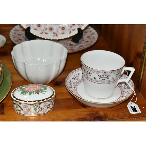 398 - A COLLECTION OF ROYAL CROWN DERBY DINNER WARES, to include a Brittany A1229 cup and saucer, four han... 