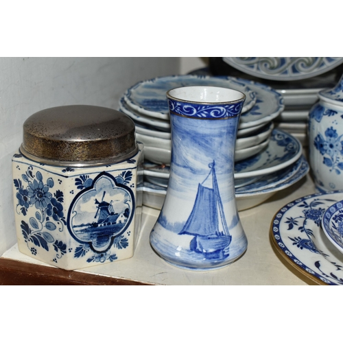 400 - A GROUP OF ENGLISH AND CONTINENTAL BLUE AND WHITE CERAMICS, to include a Doulton Burslem twin handle... 