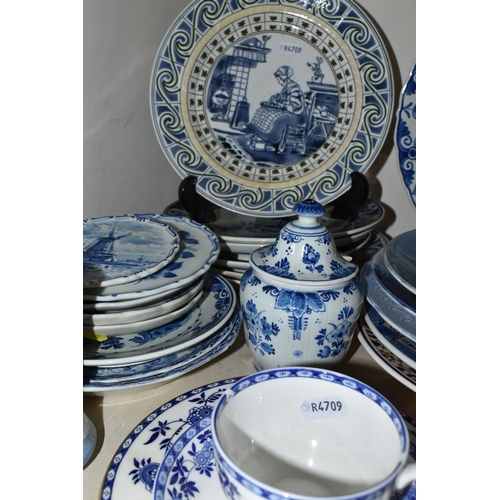 400 - A GROUP OF ENGLISH AND CONTINENTAL BLUE AND WHITE CERAMICS, to include a Doulton Burslem twin handle... 