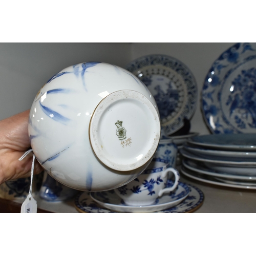 400 - A GROUP OF ENGLISH AND CONTINENTAL BLUE AND WHITE CERAMICS, to include a Doulton Burslem twin handle... 