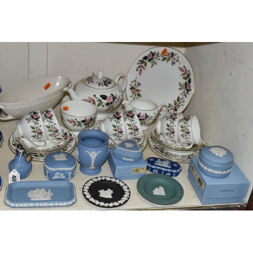 407 - A GROUP OF WEDGWOOD TEA AND GIFT WARES, to include a twenty two piece Wedgwood Hathaway Rose tea set... 