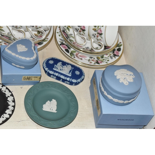 407 - A GROUP OF WEDGWOOD TEA AND GIFT WARES, to include a twenty two piece Wedgwood Hathaway Rose tea set... 