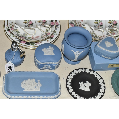 407 - A GROUP OF WEDGWOOD TEA AND GIFT WARES, to include a twenty two piece Wedgwood Hathaway Rose tea set... 