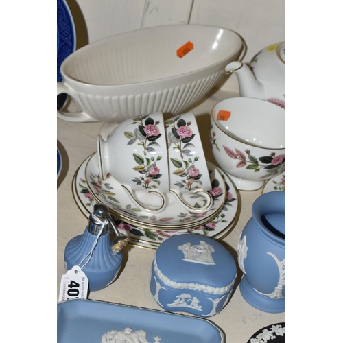 407 - A GROUP OF WEDGWOOD TEA AND GIFT WARES, to include a twenty two piece Wedgwood Hathaway Rose tea set... 