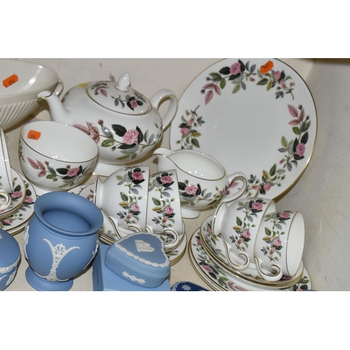 407 - A GROUP OF WEDGWOOD TEA AND GIFT WARES, to include a twenty two piece Wedgwood Hathaway Rose tea set... 