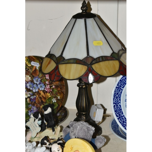 409 - A GROUP OF TABLE LAMPS, CERAMICS AND OTHER ORNAMENTS, to include two small table lamps with leaded g... 