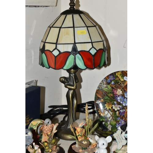 409 - A GROUP OF TABLE LAMPS, CERAMICS AND OTHER ORNAMENTS, to include two small table lamps with leaded g... 