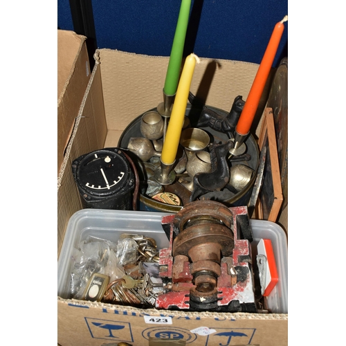 423 - TWO BOXES OF BRASSWARE, METALWARE AND KEYS, to include a large quantity of assorted keys, horse bras... 