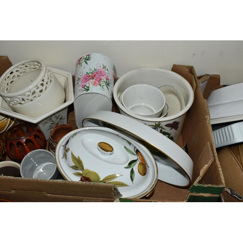 450 - FIVE BOXES OF CERAMIC TEA AND DINNER WARES, to include a Royal Worcester Evesham tureen and vegetabl... 