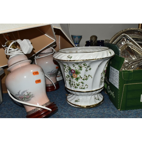 463 - TWO BOXES AND LOOSE CERAMICS, GLASS, METALWARES AND SUNDRY ITEMS, to include a pair of modern orient... 